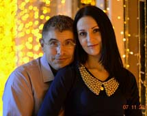 семейная пара отмечает на корпоративе